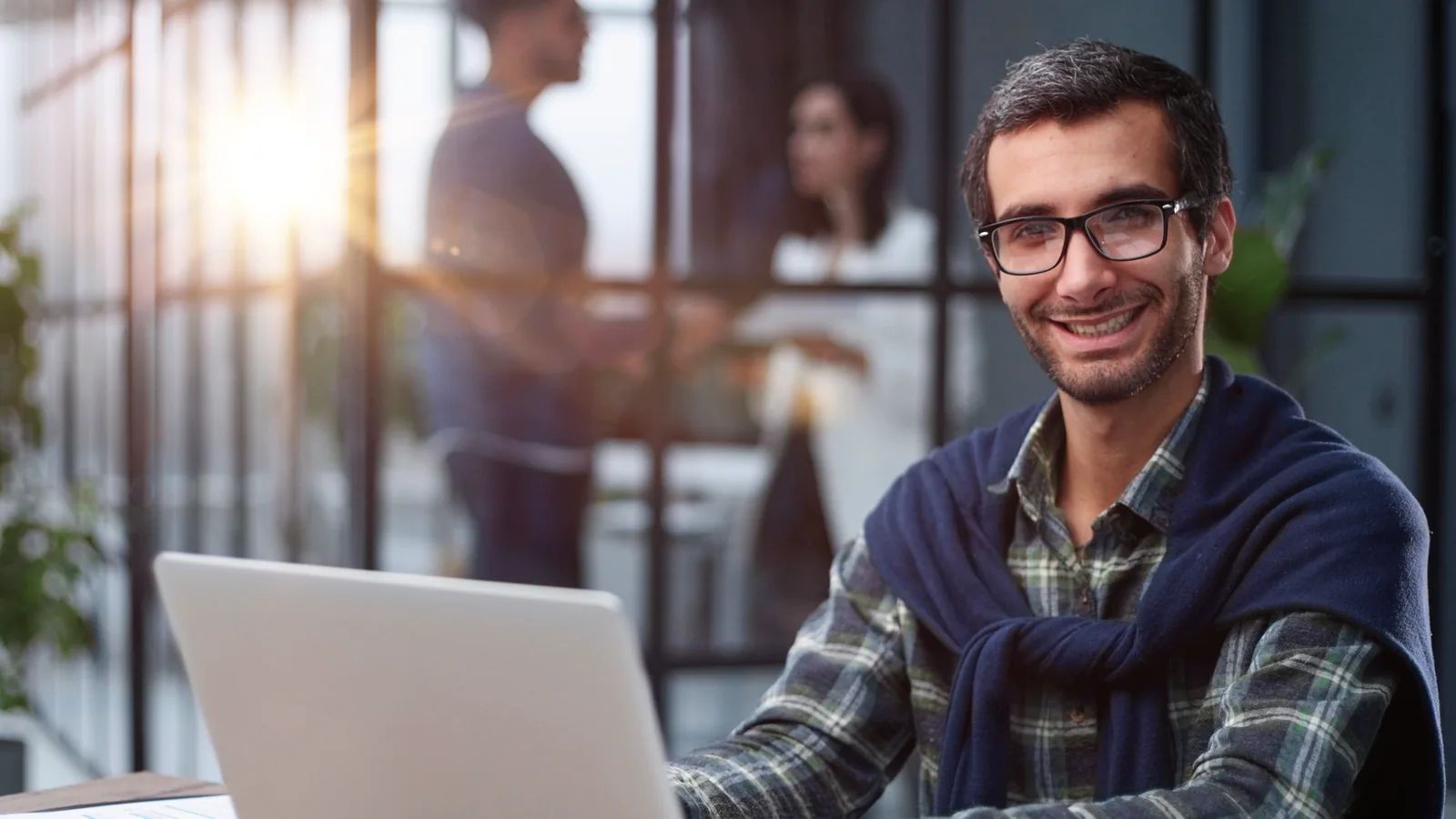 Latina assistant with headset serving clients from home in Spanish and English