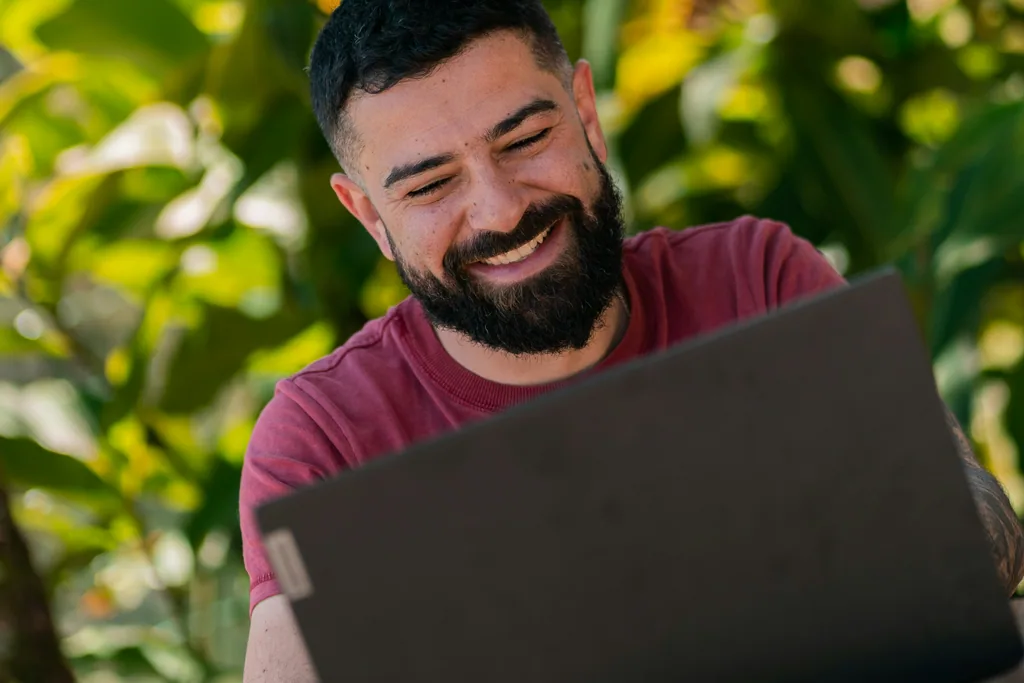 Latina assistant evolving within the client's operation