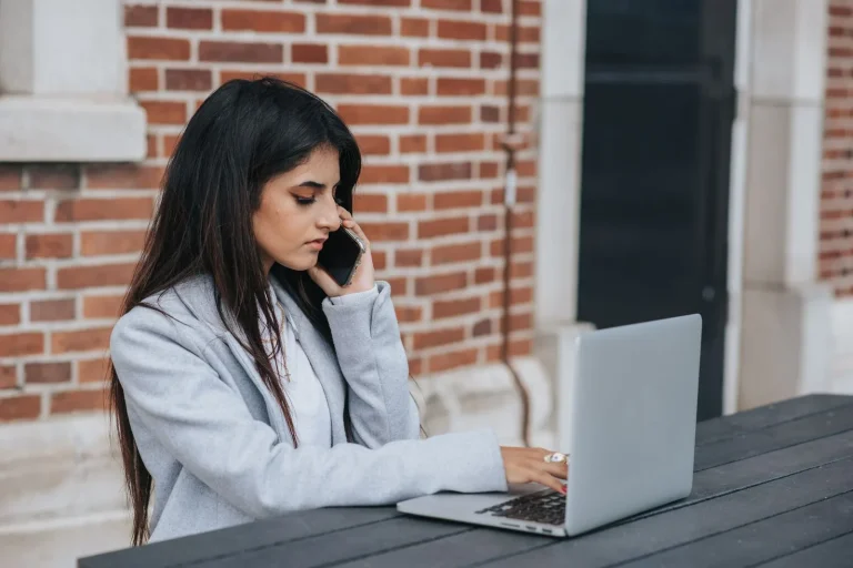 Cuánto cuesta realmente un asistente virtual bilingüe en LATAM