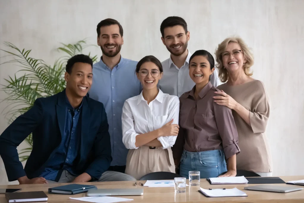 Equipo diverso sonriente en oficina, integración de nuevo talento